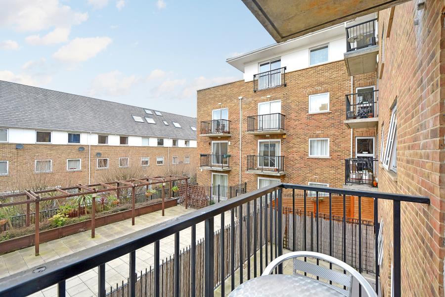 2 bedroom Flat to let in Lamb Court Narrow Street Limehouse E14